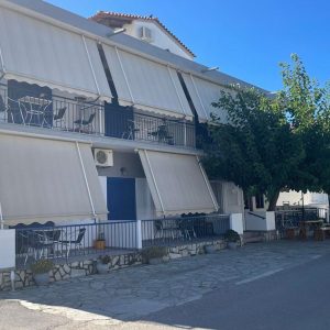 Vila meliti pefki, Evija Grčka