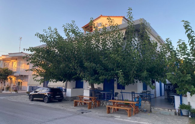 Vila meliti pefki, Evija Grčka