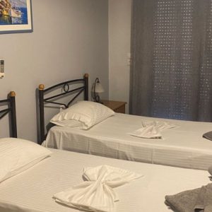 Vila meliti pefki, Evija Grčka