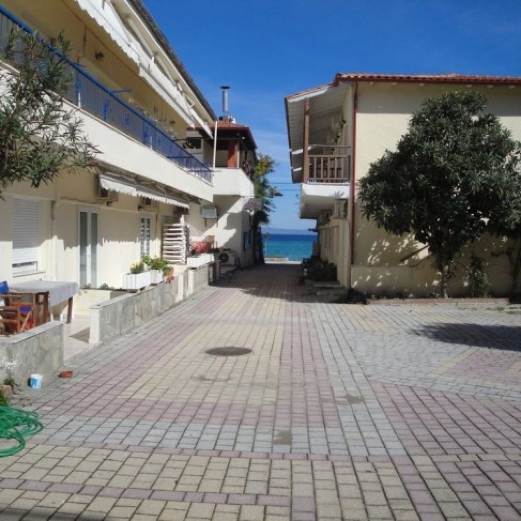 Vila mustakas, Polihrono, Grčka