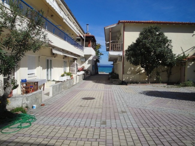 Vila mustakas, Polihrono, Grčka